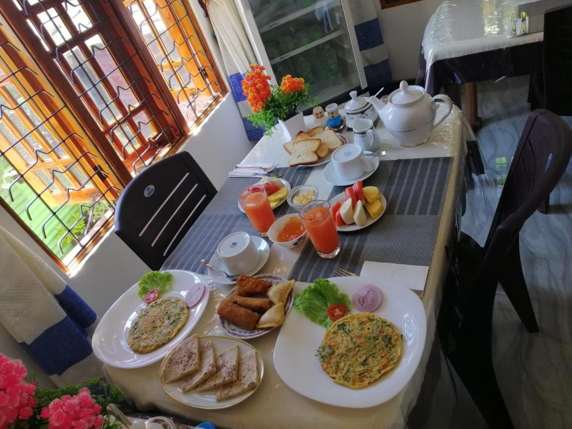 Lavendra Guset House Hotel Nallathanniya Bagian luar foto