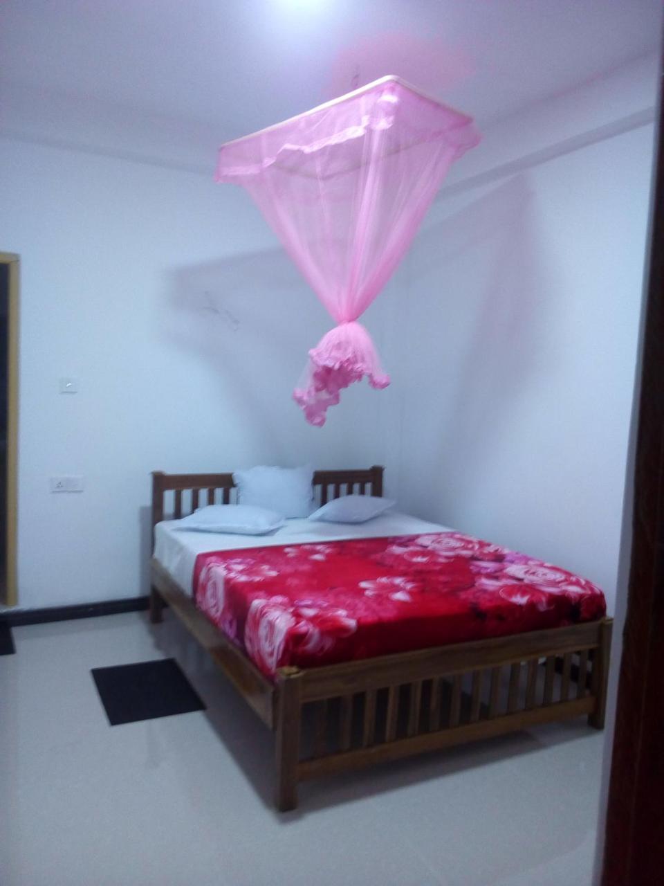 Lavendra Guset House Hotel Nallathanniya Bagian luar foto
