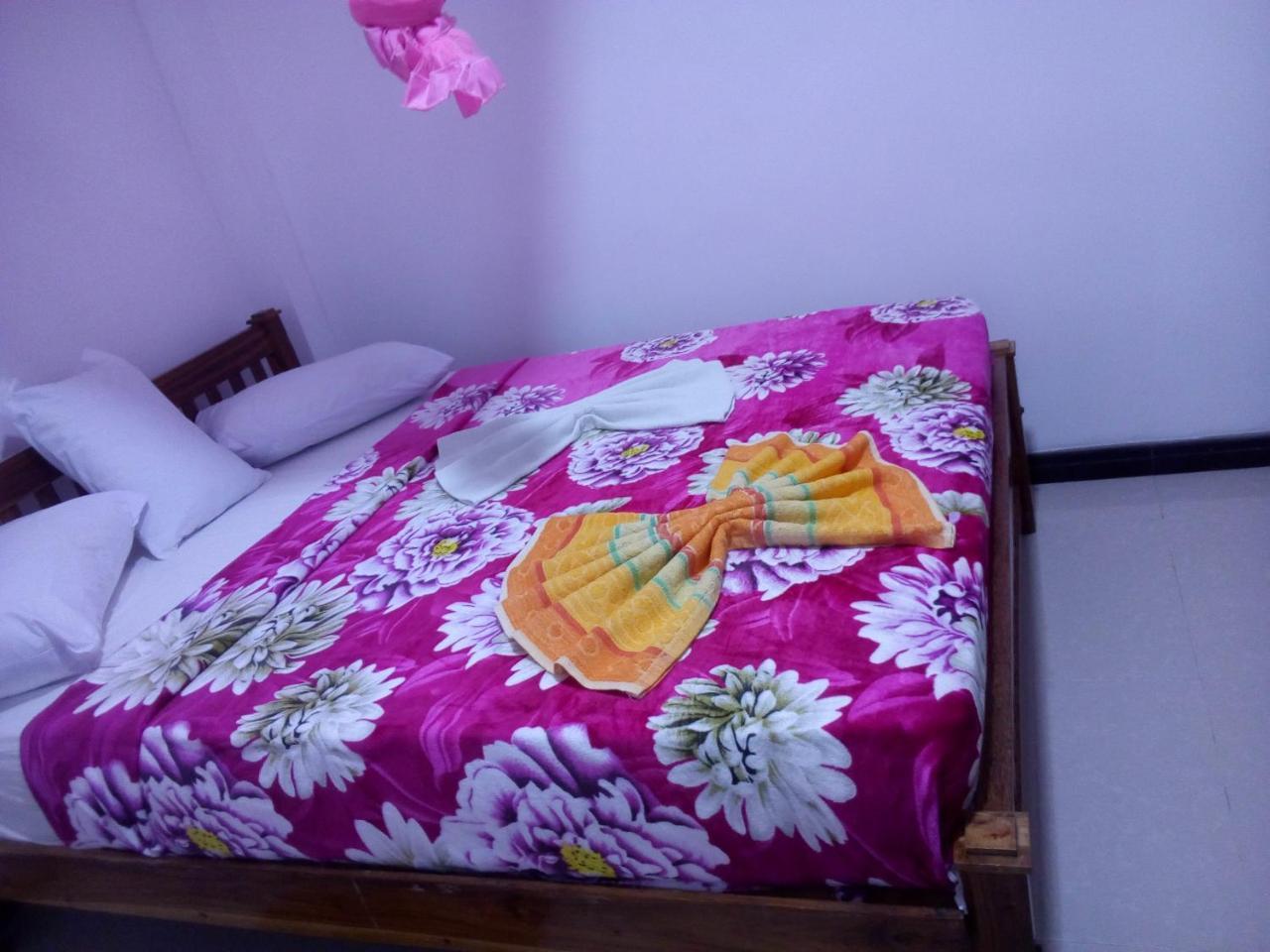 Lavendra Guset House Hotel Nallathanniya Bagian luar foto